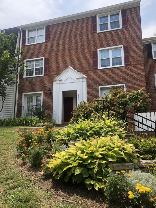 2721 S Walter Reed Dr, Unit B in Arlington, VA - Building Photo