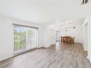 8135 100th Ave in Vero Beach, FL - Foto de edificio - Building Photo