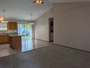 105 W Clark St in Plainfield, WI - Foto de edificio - Building Photo