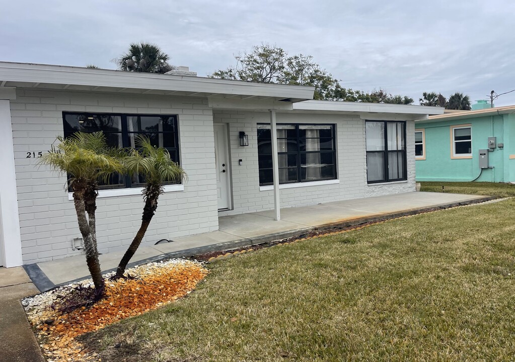 215 Woodland Ave in Daytona Beach, FL - Building Photo