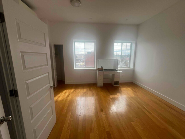 9002 Queens Blvd in Queens, NY - Building Photo - Building Photo