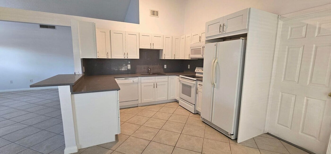 7699 Blairwood Cir S in Greenacres, FL - Building Photo