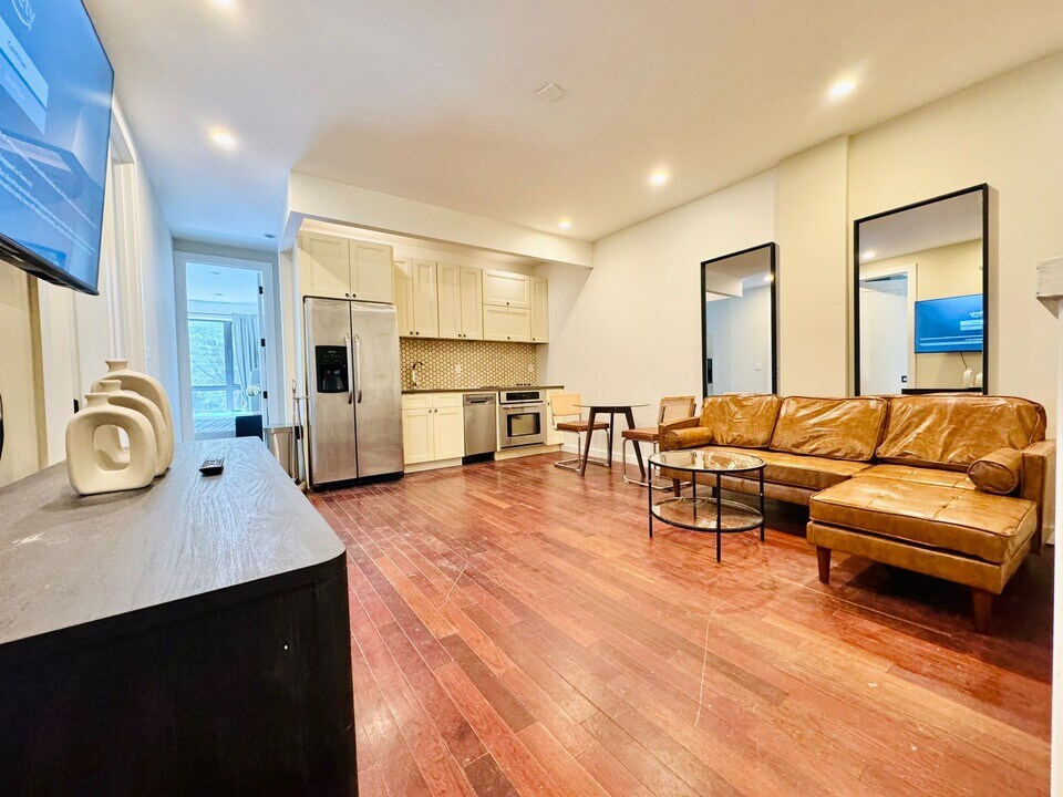 Furnished room/NOT APARTMENT in Brooklyn, NY - Building Photo