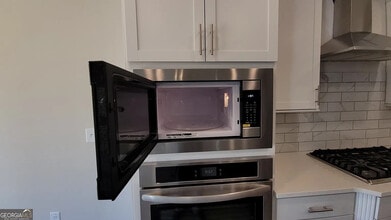 Room in House on Benjamin Dr in Flowery Branch, GA - Building Photo - Building Photo