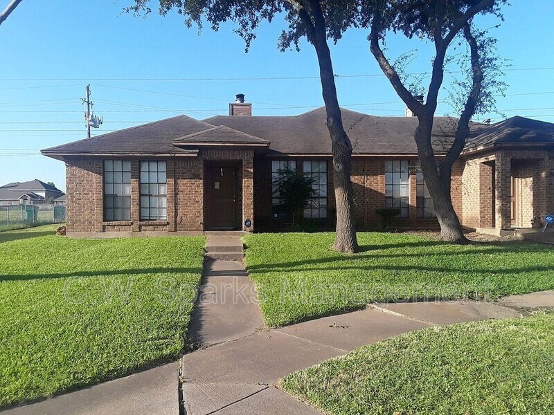 1755 Creekview Dr in Glenn Heights, TX - Foto de edificio