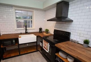 7650 Northwest 33rd Street in Hollywood, FL - Building Photo - Building Photo