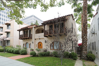 128 S OAKHURST Dr in Beverly Hills, CA - Building Photo - Building Photo