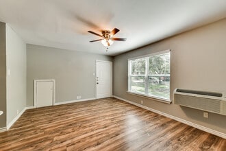 Swisswood Apartments in Dallas, TX - Building Photo - Building Photo