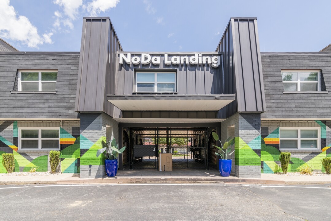 2000 Patio Ct in Charlotte, NC - Building Photo