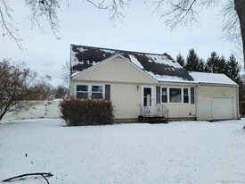 19 Essex Rd in Poughkeepsie, NY - Building Photo