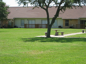 Heatherbrook Apartments - Senior Living in Port Arthur, TX - Foto de edificio - Building Photo