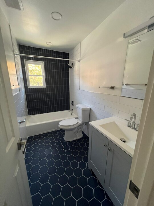 505 Adams Ln in North Brunswick, NJ - Building Photo