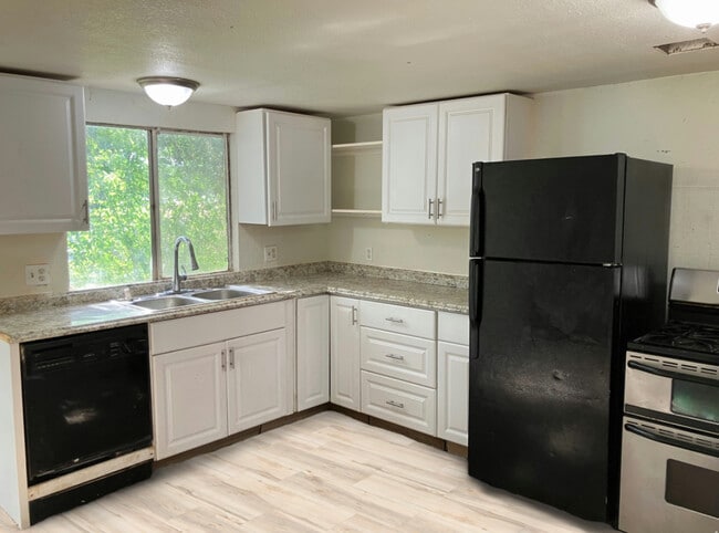 1240 Bonnie lane in Oroville, CA - Building Photo - Building Photo