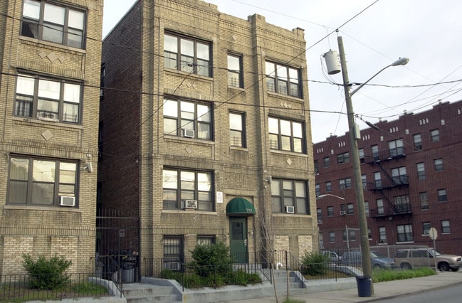 79 Bergen Ave in Jersey City, NJ - Foto de edificio - Building Photo