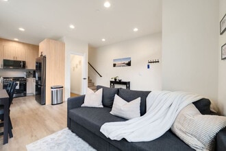 823 NE 70th St in Seattle, WA - Building Photo - Building Photo