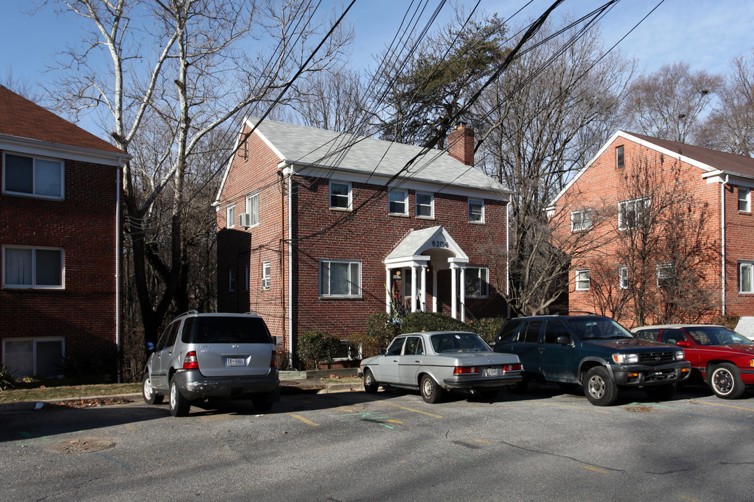 8204 Houston Ct in Takoma Park, MD - Foto de edificio