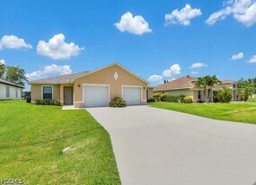 702 SE 6th Terrace in Cape Coral, FL - Building Photo