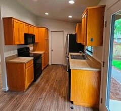 885 Creek Ct NW in Salem, OR - Building Photo - Building Photo