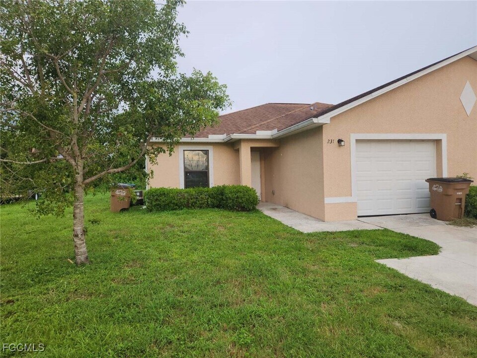 231 SE 24th Ave in Cape Coral, FL - Building Photo