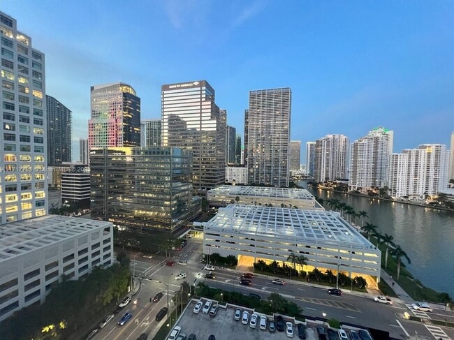 825 Brickell Bay Dr in Miami, FL - Building Photo - Building Photo