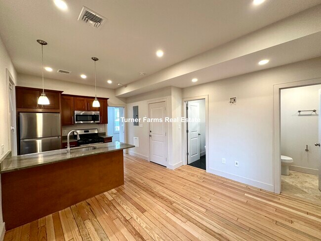 5 Saint Margaret St, Unit 2 in Boston, MA - Foto de edificio - Building Photo