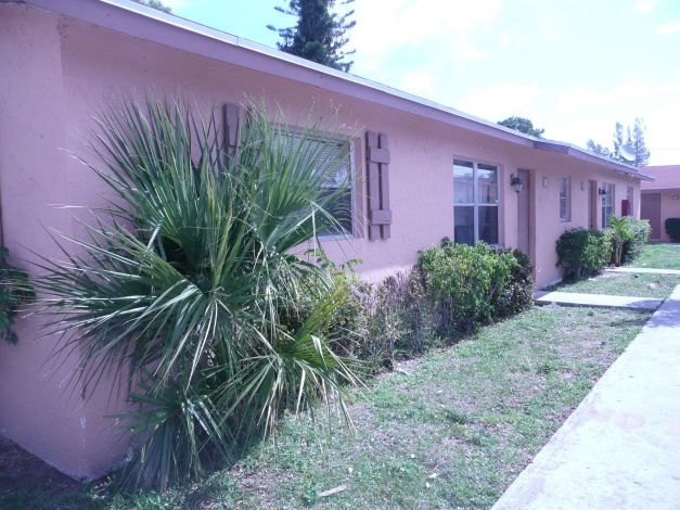 3651 Almar Rd in Lake Worth, FL - Foto de edificio