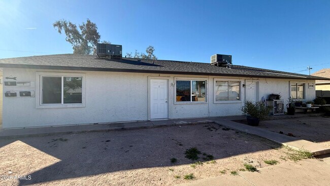 2739 E Tamarisk Ave in Phoenix, AZ - Foto de edificio - Building Photo