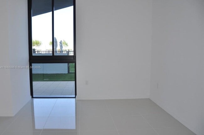5300 NW 85th Ave in Doral, FL - Building Photo - Building Photo