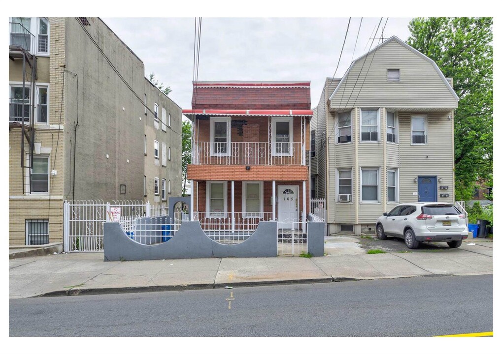 165 Bergen Ave in Jersey City, NJ - Building Photo