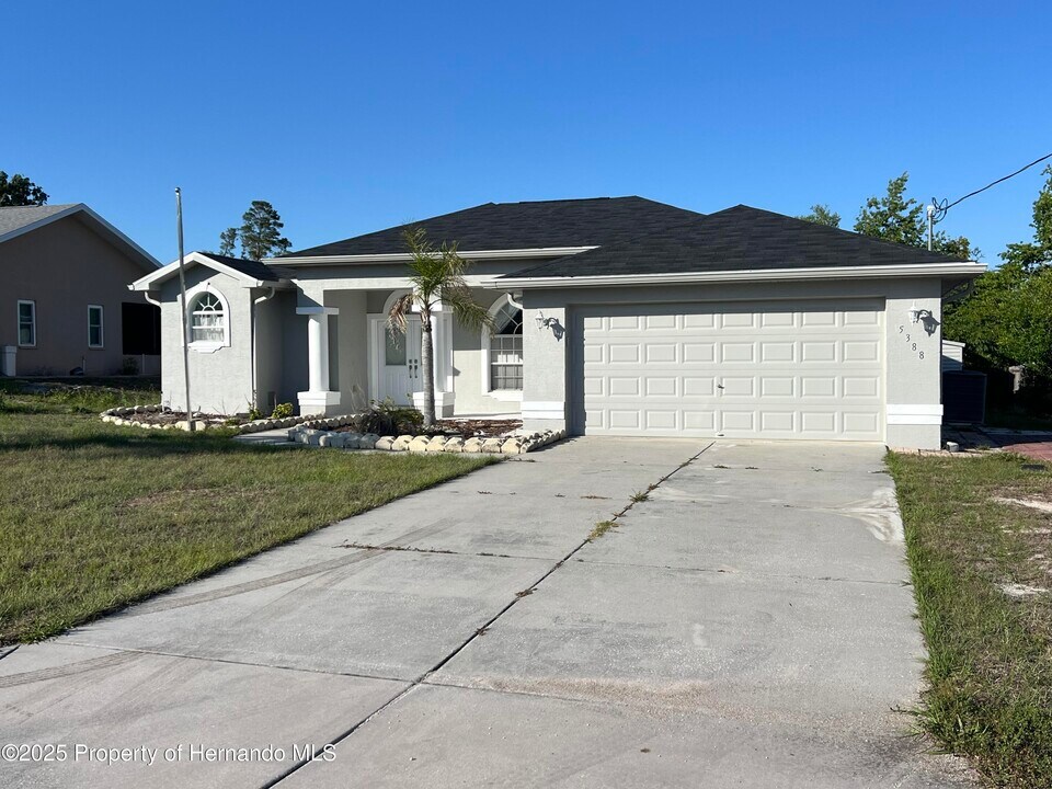 5388 Idleweise Ct in Spring Hill, FL - Building Photo