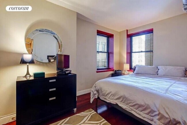 253 W 73rd St in New York, NY - Building Photo - Building Photo