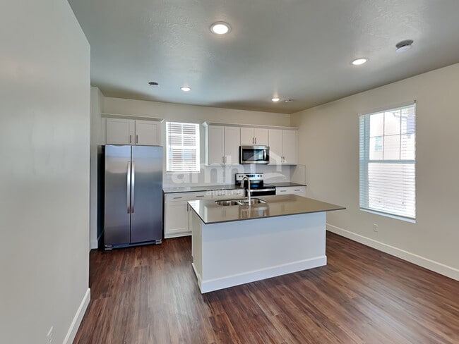 11022 S Trocadero Ave in South Jordan, UT - Foto de edificio - Building Photo