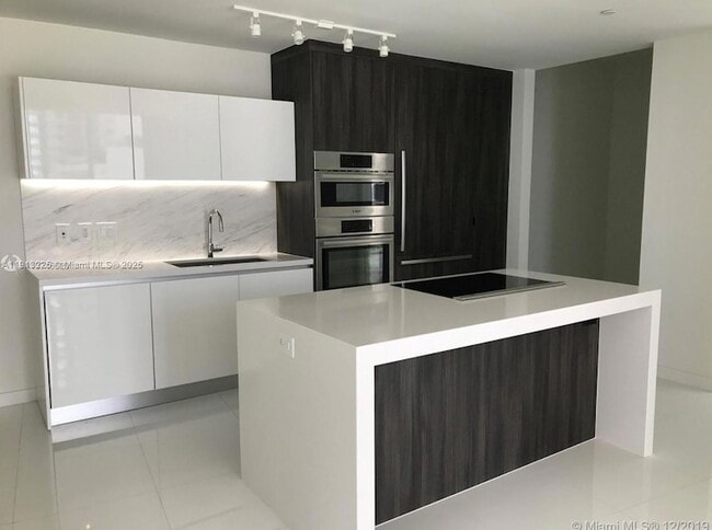 851 NE 1st Ave, Unit 903 in Miami, FL - Foto de edificio - Building Photo