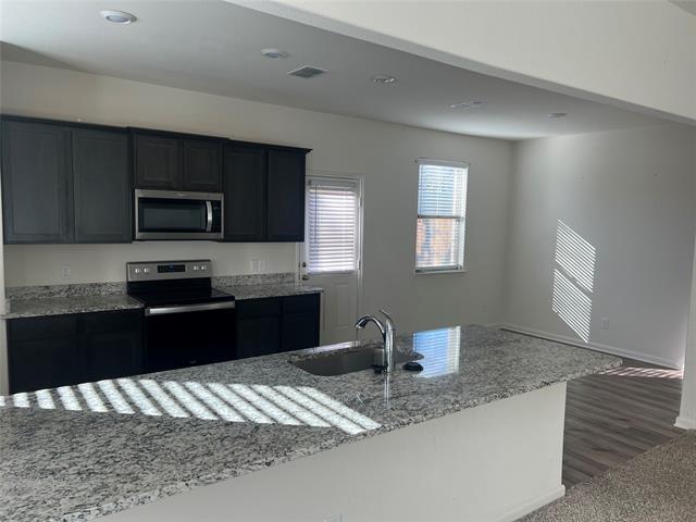 135 Morning Glory Dr in Sanger, TX - Foto de edificio - Building Photo