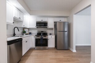 Lochwood Apartments in New Albany, IN - Building Photo