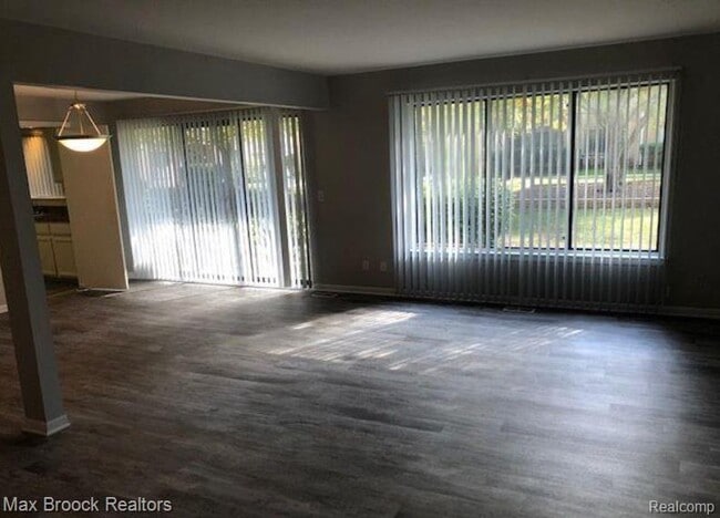 16255 W Nine Mile Rd in Southfield, MI - Building Photo - Building Photo