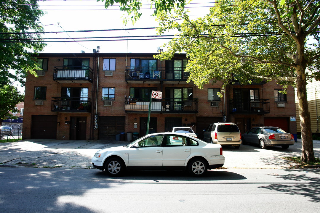 14918-14924 Roosevelt Ave in Flushing, NY - Foto de edificio