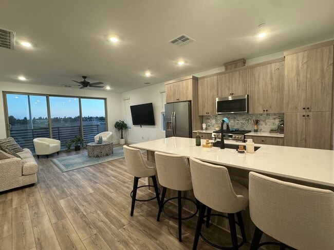 546 W Mahogany Ln
