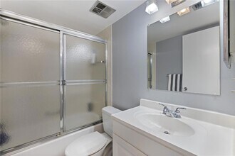 1540 Glen Oaks Dr E, Unit B326 in Sarasota, FL - Building Photo - Building Photo