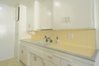 256 S Doheny Dr in Beverly Hills, CA - Building Photo - Building Photo