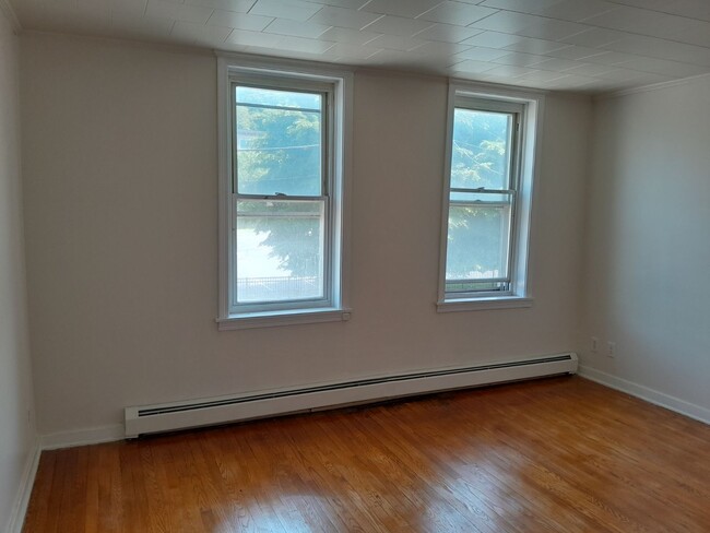 110 Ferry St, Unit 3 fl in Troy, NY - Building Photo - Building Photo