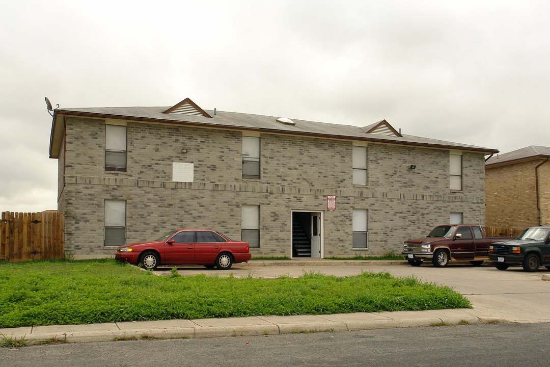 7568 Windsor Oaks in San Antonio, TX - Foto de edificio