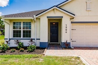1904 SW 10th Terrace in Cape Coral, FL - Foto de edificio - Building Photo