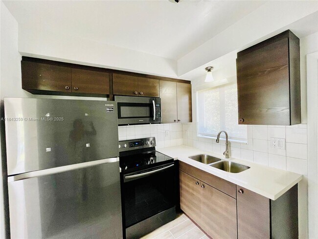 36 NW 52nd St in Miami, FL - Building Photo - Building Photo