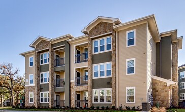 The Veranda in Denton, TX - Building Photo - Building Photo