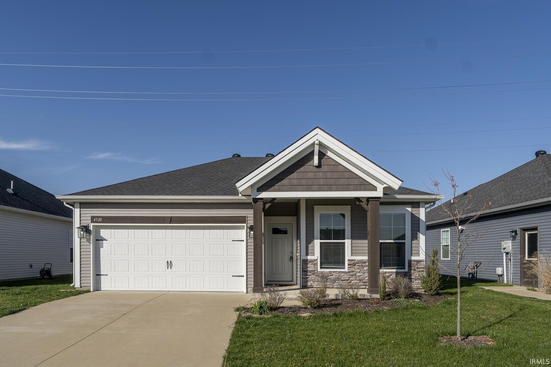 4588 Eastwick Dr in Newburgh, IN - Foto de edificio