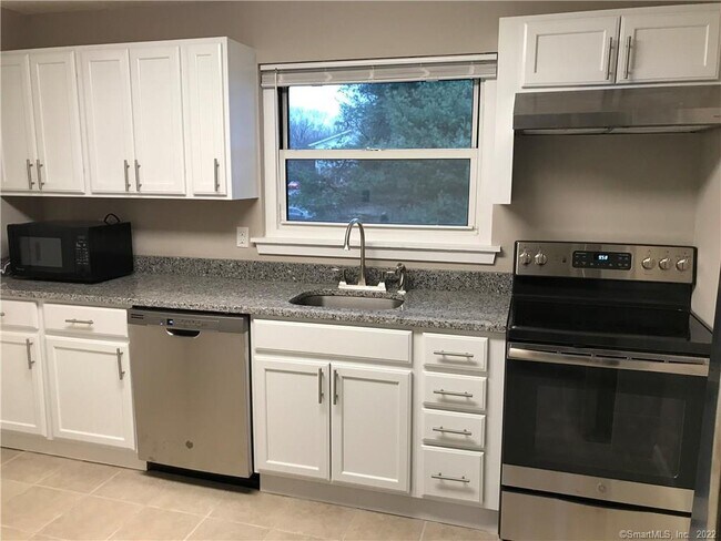 470 Oak Ave in Cheshire, CT - Building Photo - Building Photo