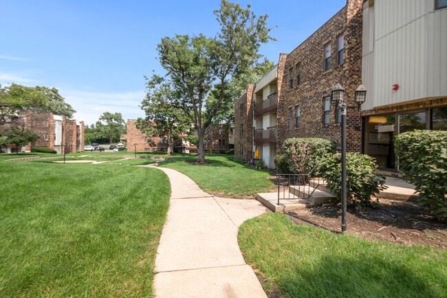 2214 Country Club Dr in Woodridge, IL - Foto de edificio - Building Photo