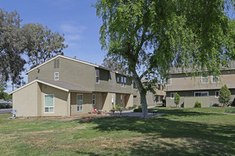 Amberwood Apartments in Hanford, CA - Building Photo - Building Photo