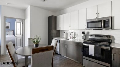 1001 S Center St in Arlington, TX - Foto de edificio - Building Photo